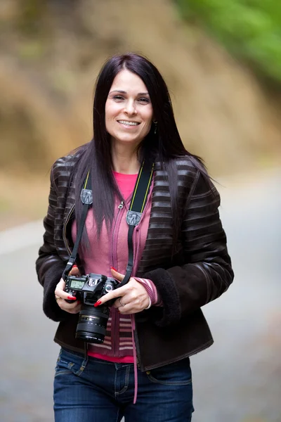 Jovem senhora com câmera fotográfica — Fotografia de Stock