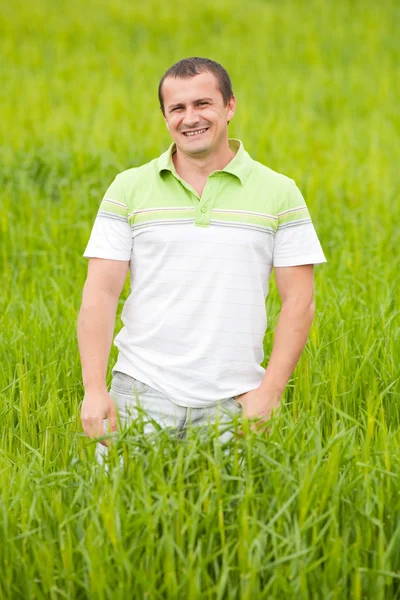 Молодой человек на пшеничном поле — стоковое фото