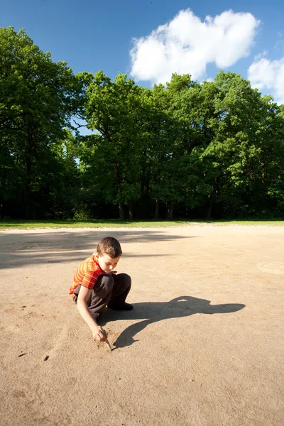Παιδί που παίζουν σε εξωτερικούς χώρους — Φωτογραφία Αρχείου