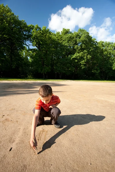 Açık havada oynayan çocuk — Stok fotoğraf