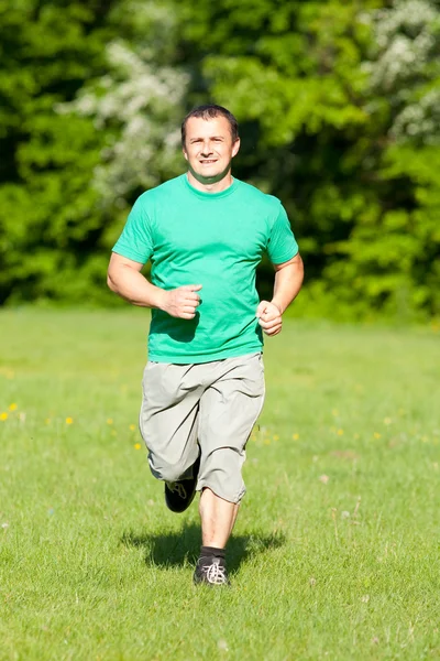 Genç adam koşuyor. — Stok fotoğraf