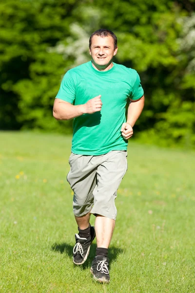Junger Mann läuft — Stockfoto