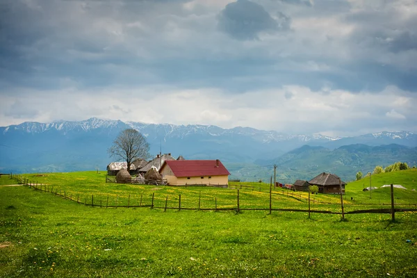 Casa en el prado de montaña — Foto de Stock