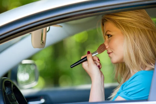 Vrouw make-up in de auto — Stockfoto