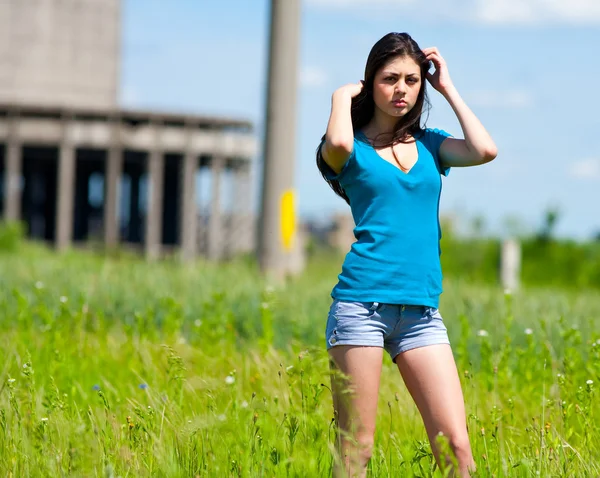 Sexig dam i en industriell bakgrund — Stockfoto