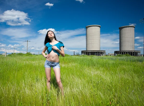 Sexy dame in een industriële achtergrond — Stockfoto