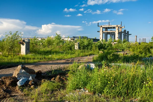 Заброшенные промышленные здания — стоковое фото