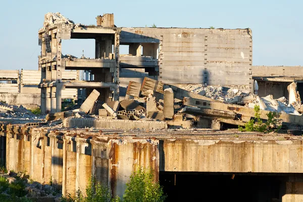 Заброшенные промышленные здания — стоковое фото