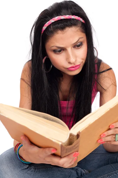 Flicka läser en bok — Stockfoto