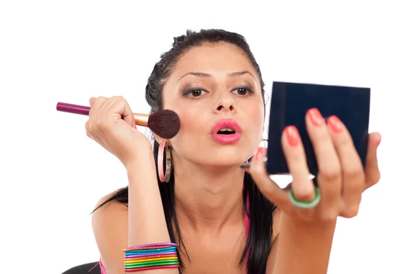 Mooie vrouw toepassing van make-up — Stockfoto