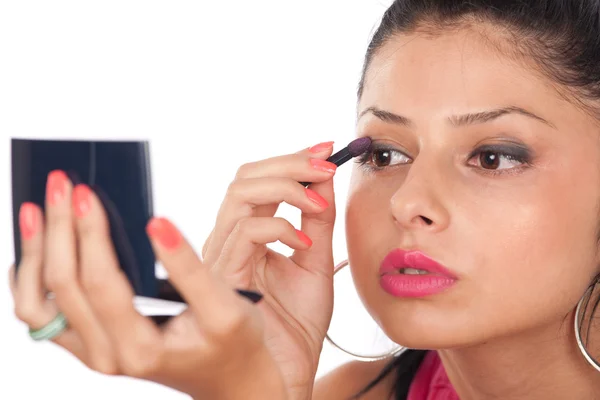 Hermosa mujer aplicando maquillaje — Foto de Stock
