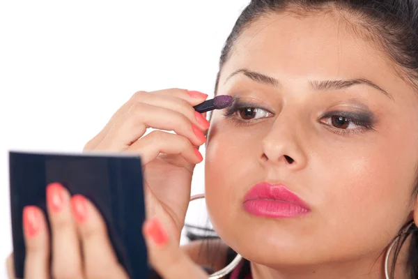 Hermosa mujer aplicando maquillaje —  Fotos de Stock