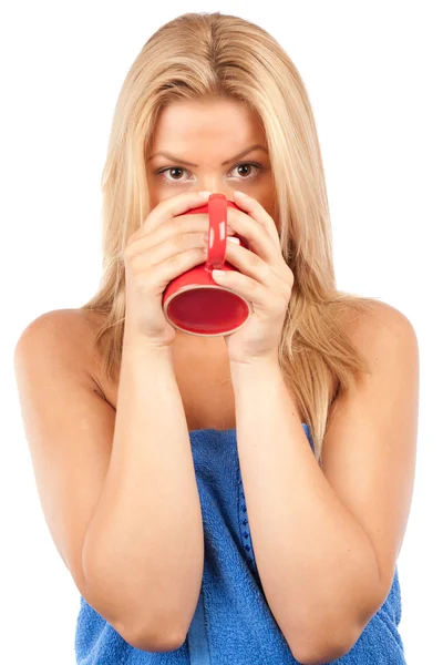 Schöne junge Frau trinkt Kaffee oder Tee — Stockfoto