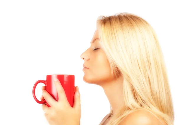 Güzel bir genç kadın kahve veya çay içme — Stok fotoğraf