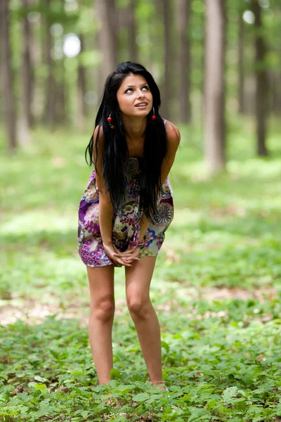 Atraktivní Latinská dívka pózuje venkovní — Stock fotografie