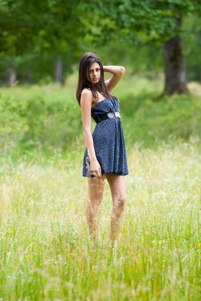 Menina latina atraente posando ao ar livre — Fotografia de Stock