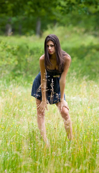 Attraente ragazza latina in posa all'aperto — Foto Stock