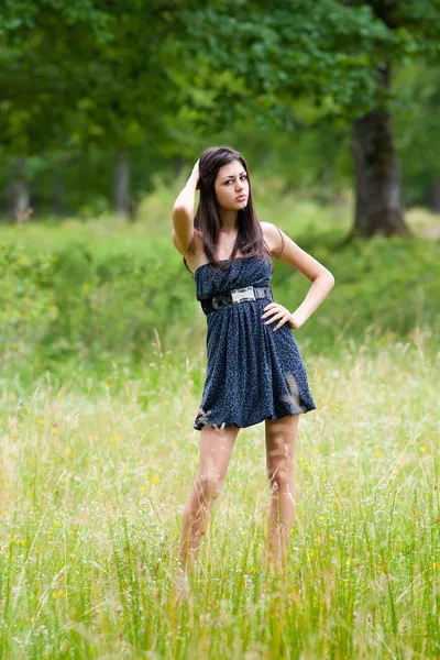 Atraktivní Latinská dívka pózuje venkovní — Stock fotografie