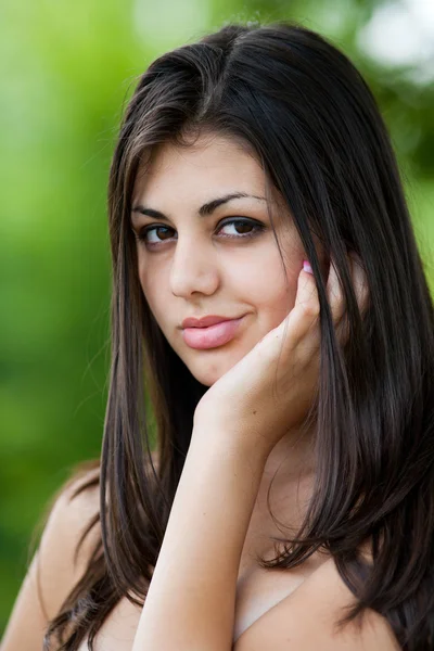 Mooie brunette jonge dame buiten — Stockfoto