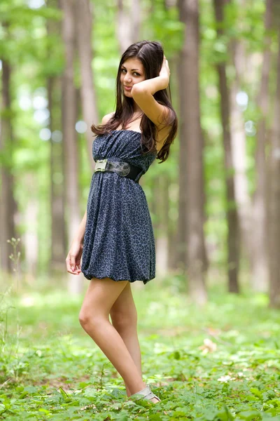 Приваблива латинська дівчина позує на відкритому повітрі — стокове фото
