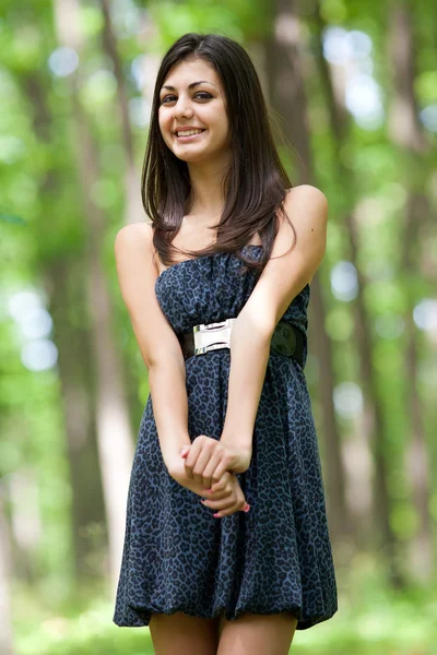 Atrakcyjny dziewczynka hiszpanin w lesie — Zdjęcie stockowe