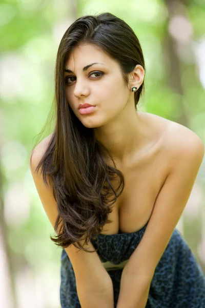 Atraktivní hispánský dívka v lese — Stock fotografie