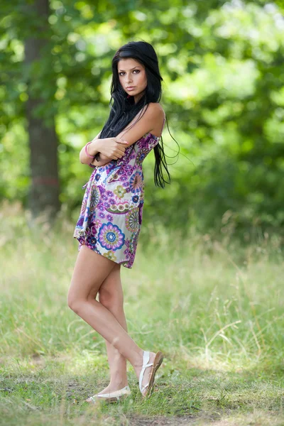 Atractiva chica latina posando al aire libre — Foto de Stock