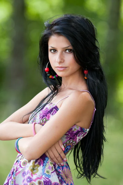 Beautiful brunette young lady outdoor — Stockfoto