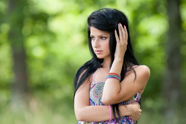 Beautiful brunette young lady outdoor — Stock fotografie