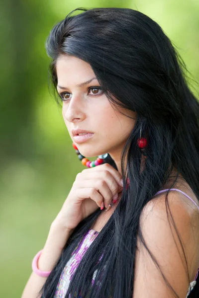 Mooie brunette jonge dame buiten — Stockfoto
