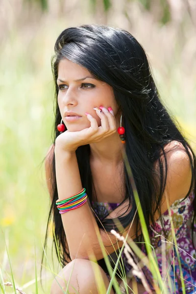 Beautiful brunette young lady outdoor — ストック写真