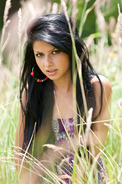 Gyönyörű brunette fiatal hölgy szabadtéri — Stock Fotó