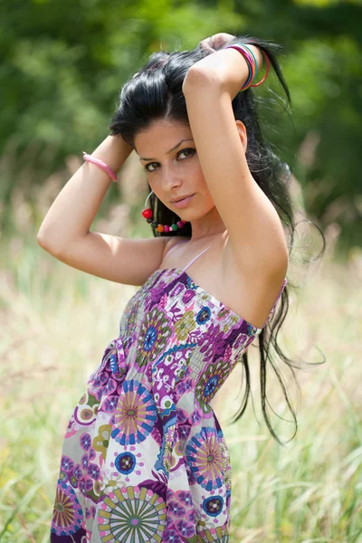 Aantrekkelijke hispanic meisje in het bos — Stockfoto