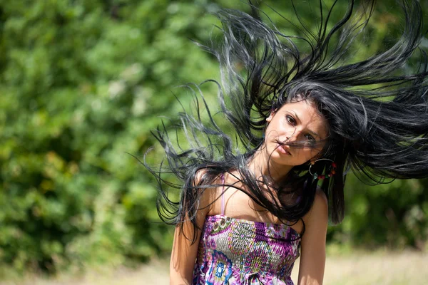 Morena lançando seu cabelo — Fotografia de Stock