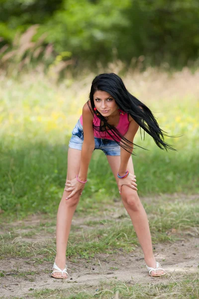 Vonzó latin lány pózol szabadtéri — Stock Fotó