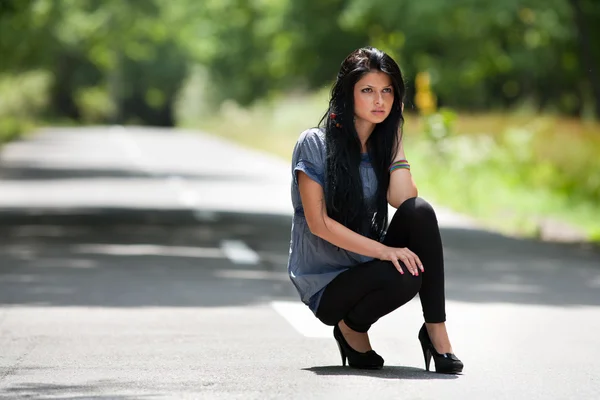 Junge Frau steht auf der Straße — Stockfoto