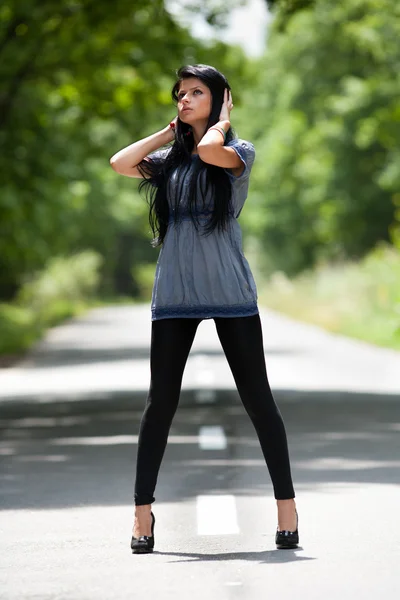 Junge Frau steht auf der Straße — Stockfoto