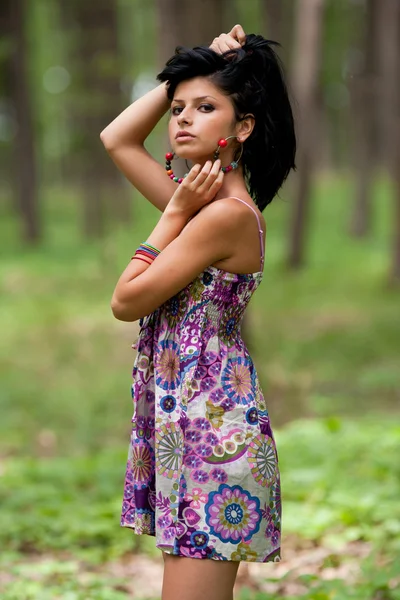 Atrakcyjny dziewczynka hiszpanin w lesie — Zdjęcie stockowe