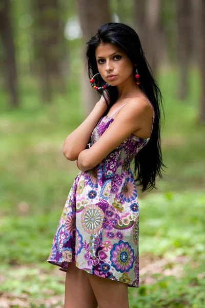 Menina hispânica atraente na floresta — Fotografia de Stock