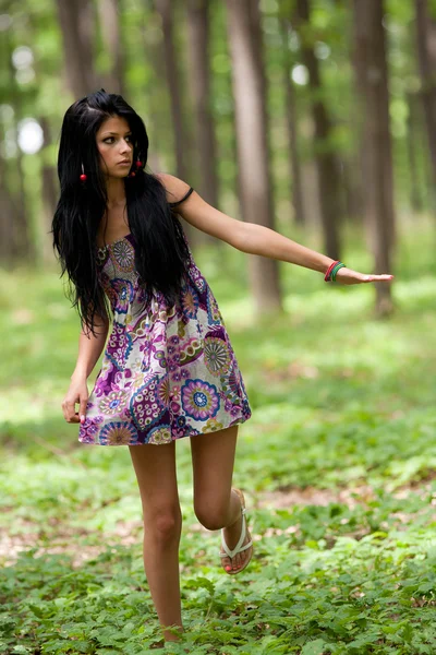 Приваблива латинська дівчина позує на відкритому повітрі — стокове фото
