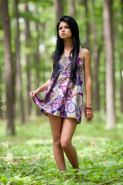 Menina latina atraente posando ao ar livre — Fotografia de Stock