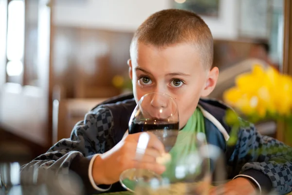 Мальчик пьет газировку — стоковое фото