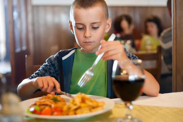 小男孩在一家餐厅吃 — 图库照片