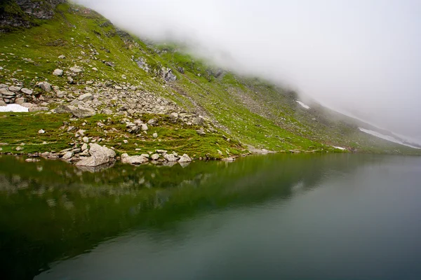 Balea lake in Roemenië onder een deken van wolken — Stockfoto