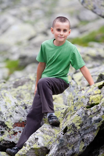 Χαριτωμένο παιδί υπαίθρια στα βουνά — Φωτογραφία Αρχείου