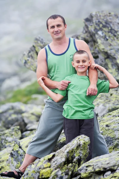 Pai e filho nas montanhas — Fotografia de Stock