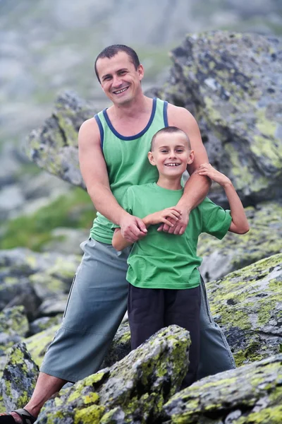 Otec a syn v horách — Stock fotografie