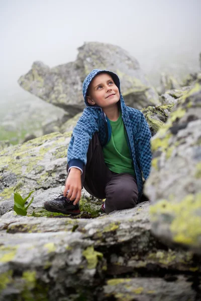 Мила дитина на відкритому повітрі в горах — стокове фото