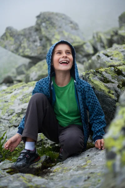 Roztomilé dítě venkovní v horách — Stock fotografie