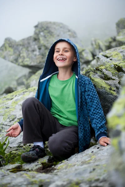 Aranyos gyerek szabadtéri hegyekben — Stock Fotó